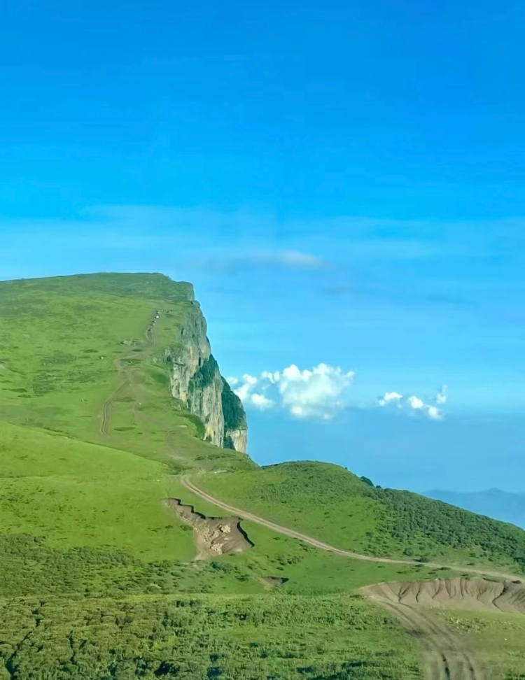 龙头山大断崖。 雷波文旅微信公众号图