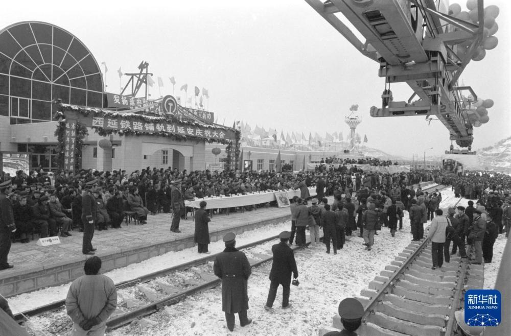 1991年12月26日,陕西省西安至延安铁路铺设完了最后一排路轨,至此西延铁路全线贯通,结束了延安不通火车的历史。新华社记者 姚宗仪 摄