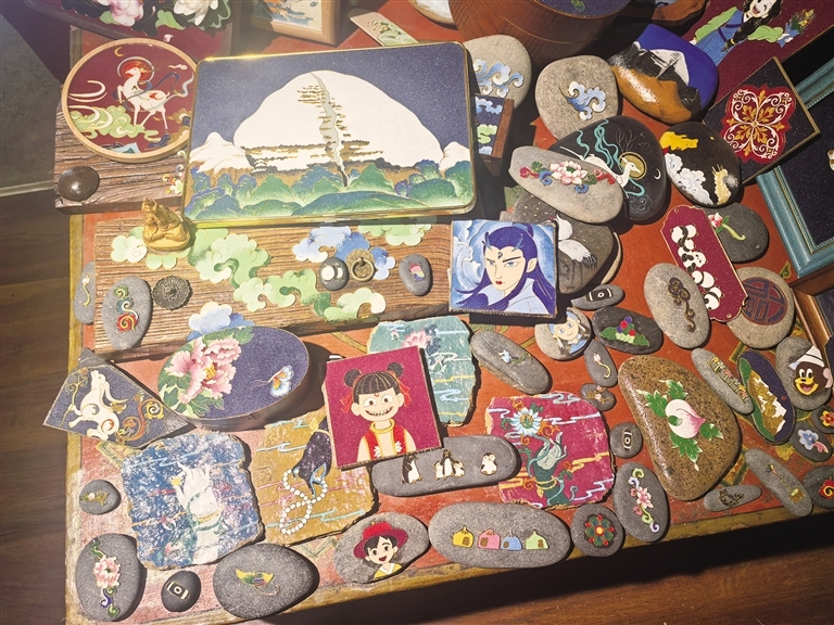 南吉合多杰工作室内的掐丝唐卡。