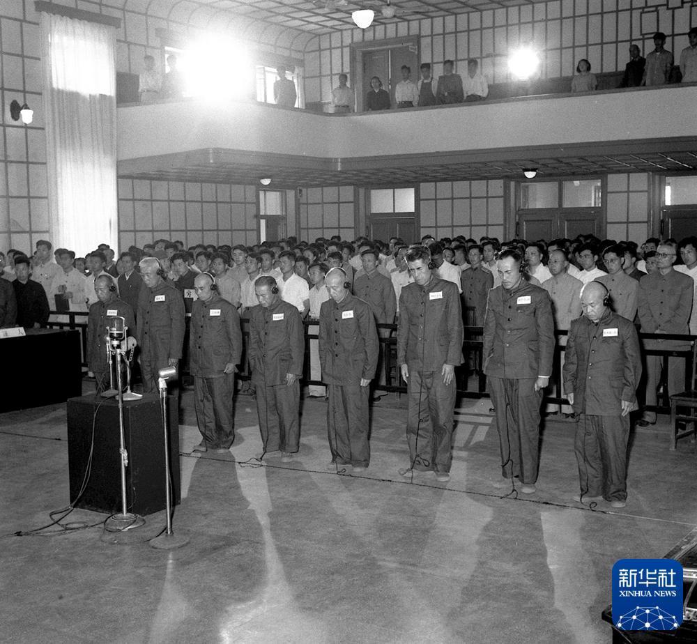 最高人民法院特别军事法庭于1956年6月9日至19日在沈阳对日本战犯铃木启久等8人进行了审判。图为宣判时的被告人。新华社发