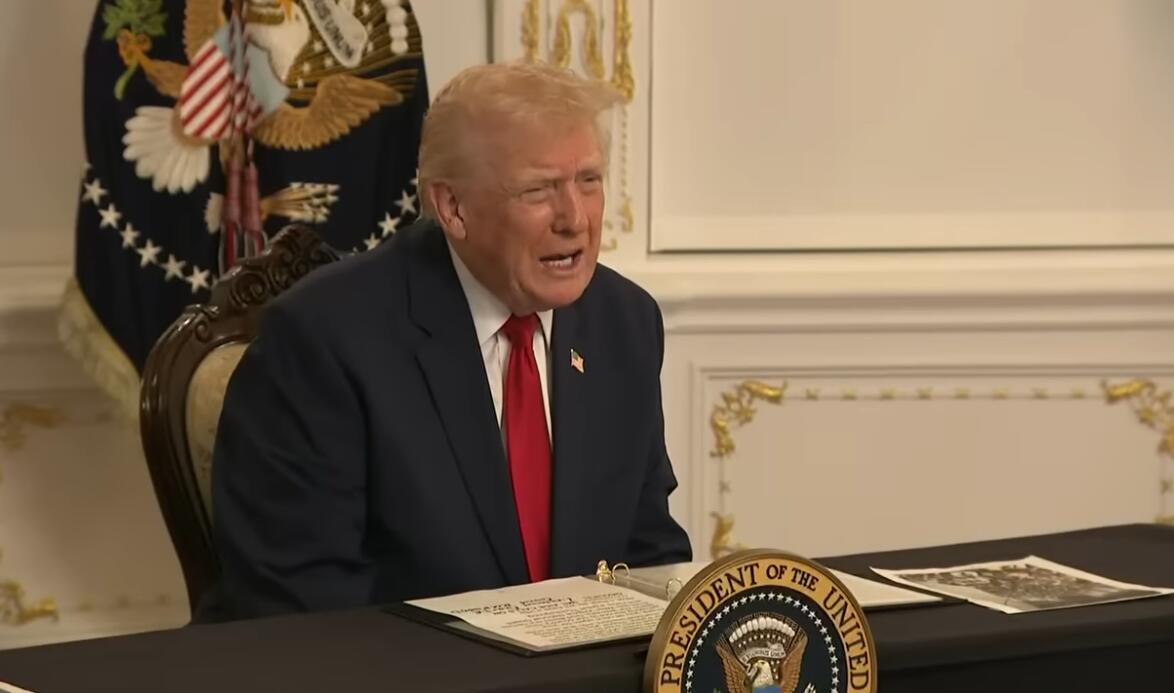 特朗普11月27日与美军军人进行感恩节通话的直播视频截图