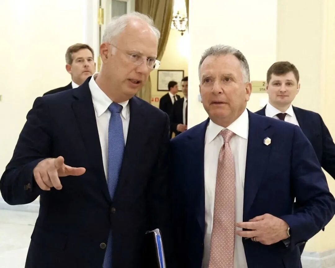 俄罗斯特使德米特里耶夫(左)与美国特使威特科夫(右)合影,有说法称,两人作为两国代表谈判制定了“28条”