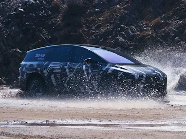 纯黑车顶科幻感拉满!理想i8路测谍照曝光:造型神似星际飞船