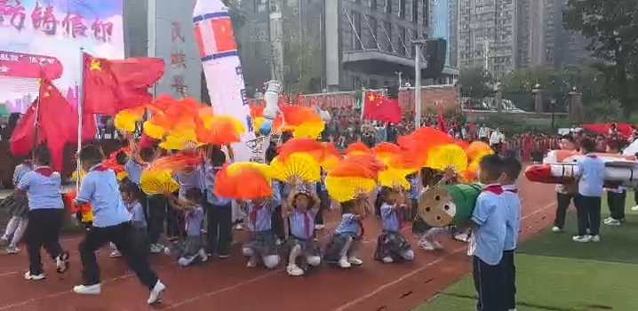 刘思瑜孩子所在的班级没有额外采购服装,统一穿校服。但买了一𰶧米高的充气火箭、一米×5.3米的大国旗、几盒彩烟和礼花拉炮/家长刘思瑜供图