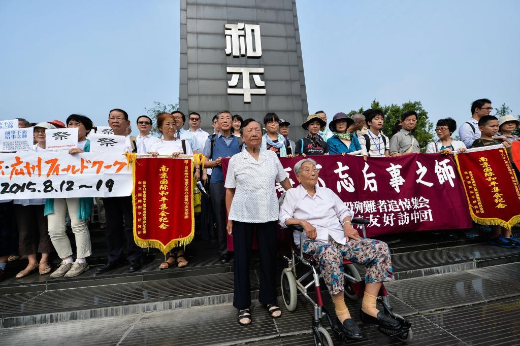 ↑2015年8月15日，在侵华日军南京大屠杀遇难同胞纪念馆和平公园举行的国际和平集会上，南京大屠杀幸存者代表夏淑琴（前左）、陈桂香（前右）和日本友好团体成员合影。