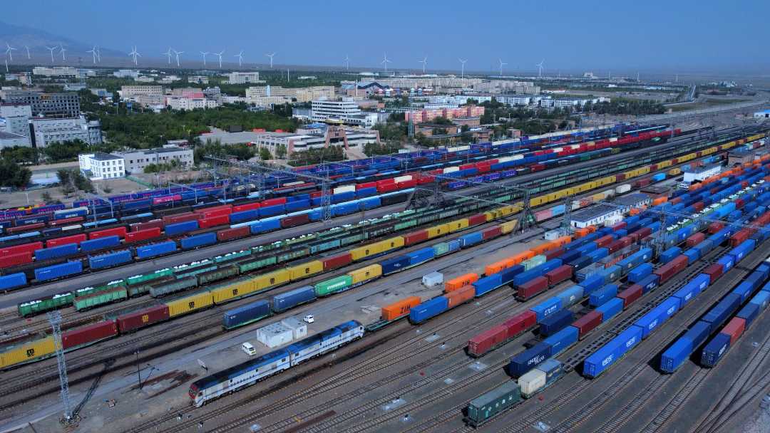 中欧班列在阿拉山口站待发。郑鑫摄