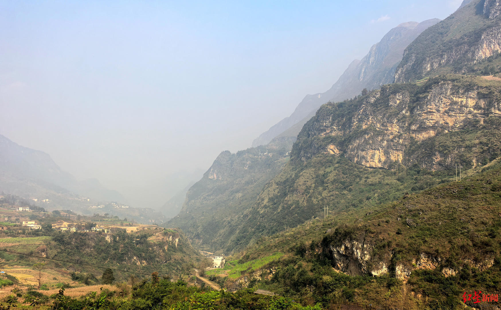 ▲陆家寨村地处峡谷之中