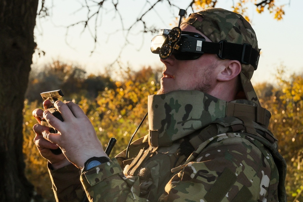 当地时间2025年10月29日,赫尔松地区,一名俄罗斯莫尔尼亚-2战斗无人机小组的士兵在操控无人机。