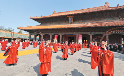 两岸青年同祭孔活动现场八佾舞表演。