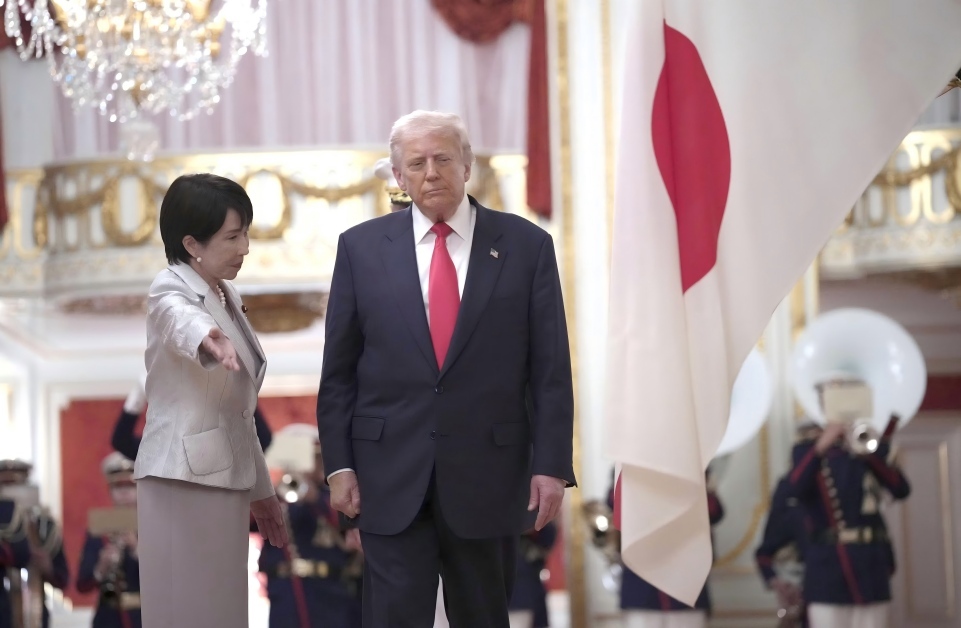 当地时间10月28日,高市早苗在东京欢迎特朗普访问日本。 《日本经济新闻》