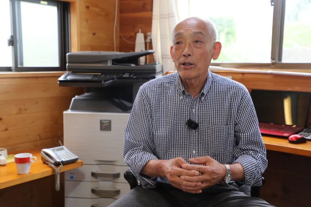 5月19日，在日本长野县驹根市，竹上胜利在家中接受新华社记者采访。新华社记者 陈泽安 摄