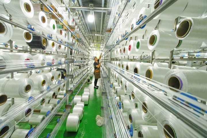 2025年9月27日,河北省遵化市一家化纤有限公司的工人在车间工作。新华社发(刘满仓摄)