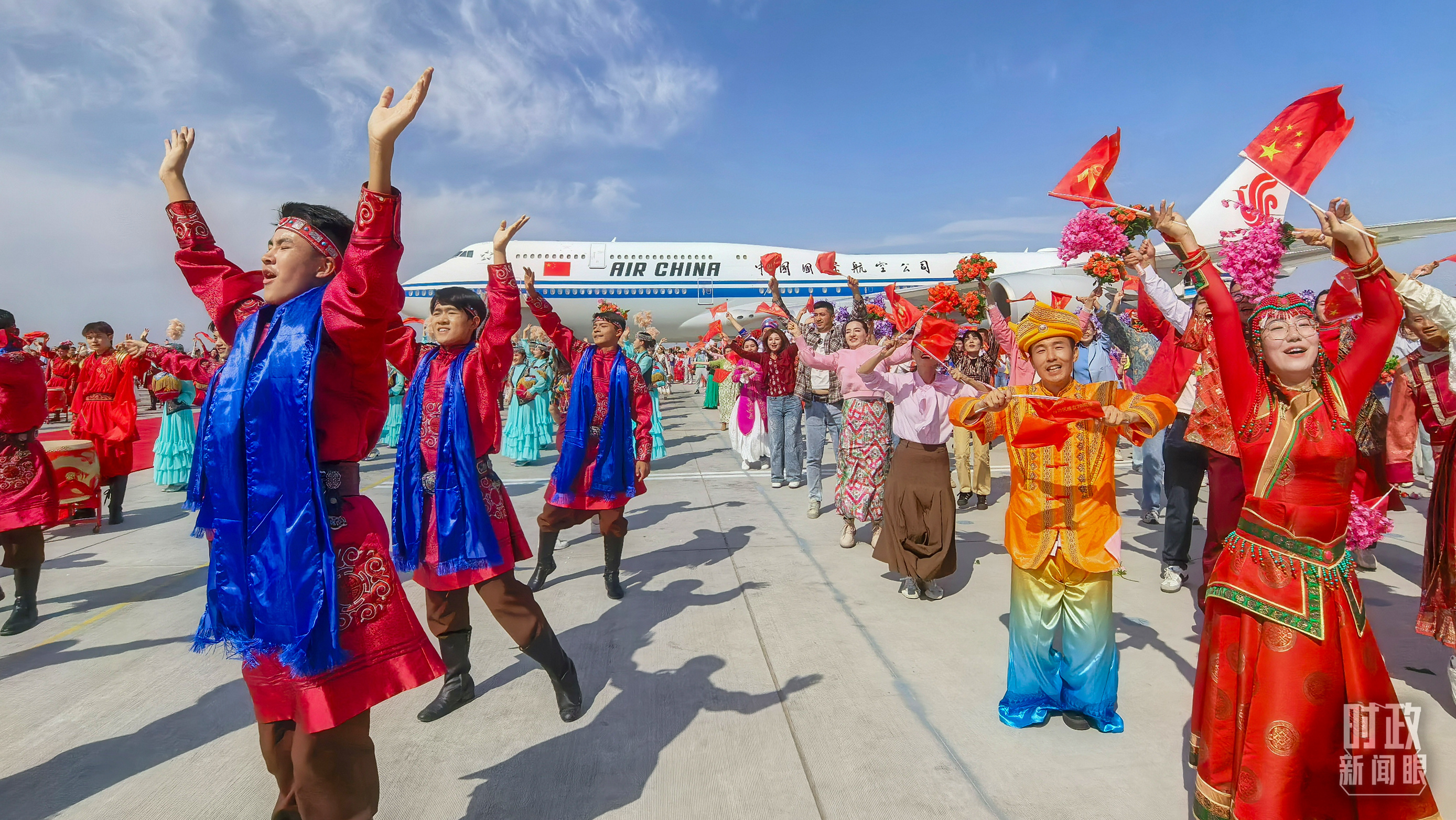 △乌鲁木齐天山国际机场，新疆各族群众热烈欢迎总书记到来。（总台央视记者范凯、史伟拍摄）