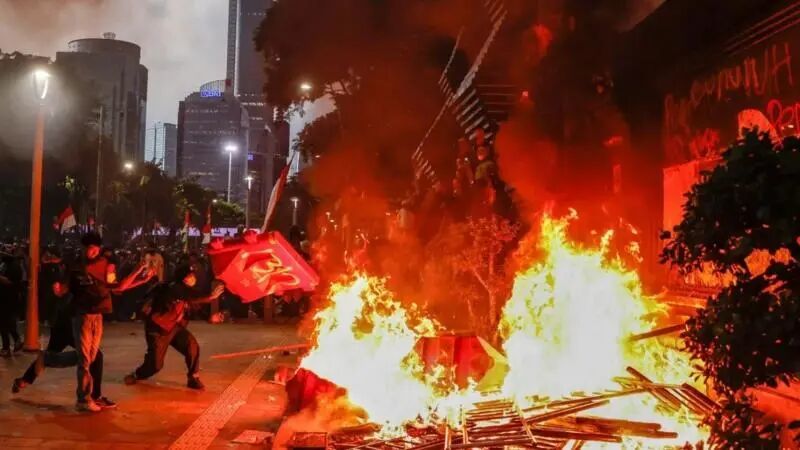 ◆示威者在雅加达警察总部外焚烧路障。