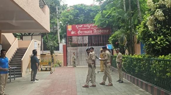 ▲警方在学校进行排查
