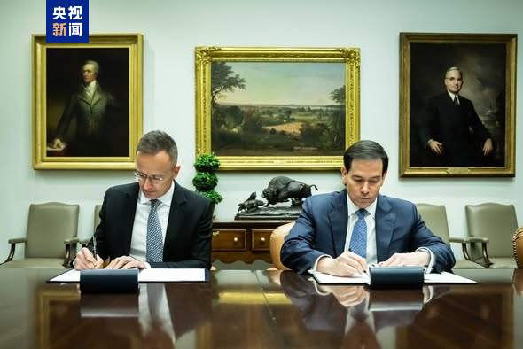 △匈牙利外長西雅爾多(左)美國國務卿魯比奧(右)