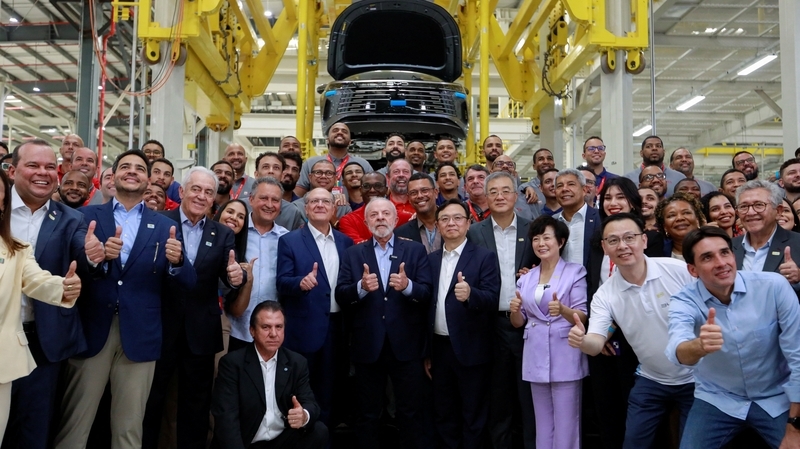 当地时间2025年10月9日,比亚迪第1400万辆新能源汽车9日在巴西东北部巴伊亚州卡马萨里市比亚迪巴西乘用车工厂正式下线。巴西总统卢拉、比亚迪董事长兼总裁王传福现身。 IC Photo