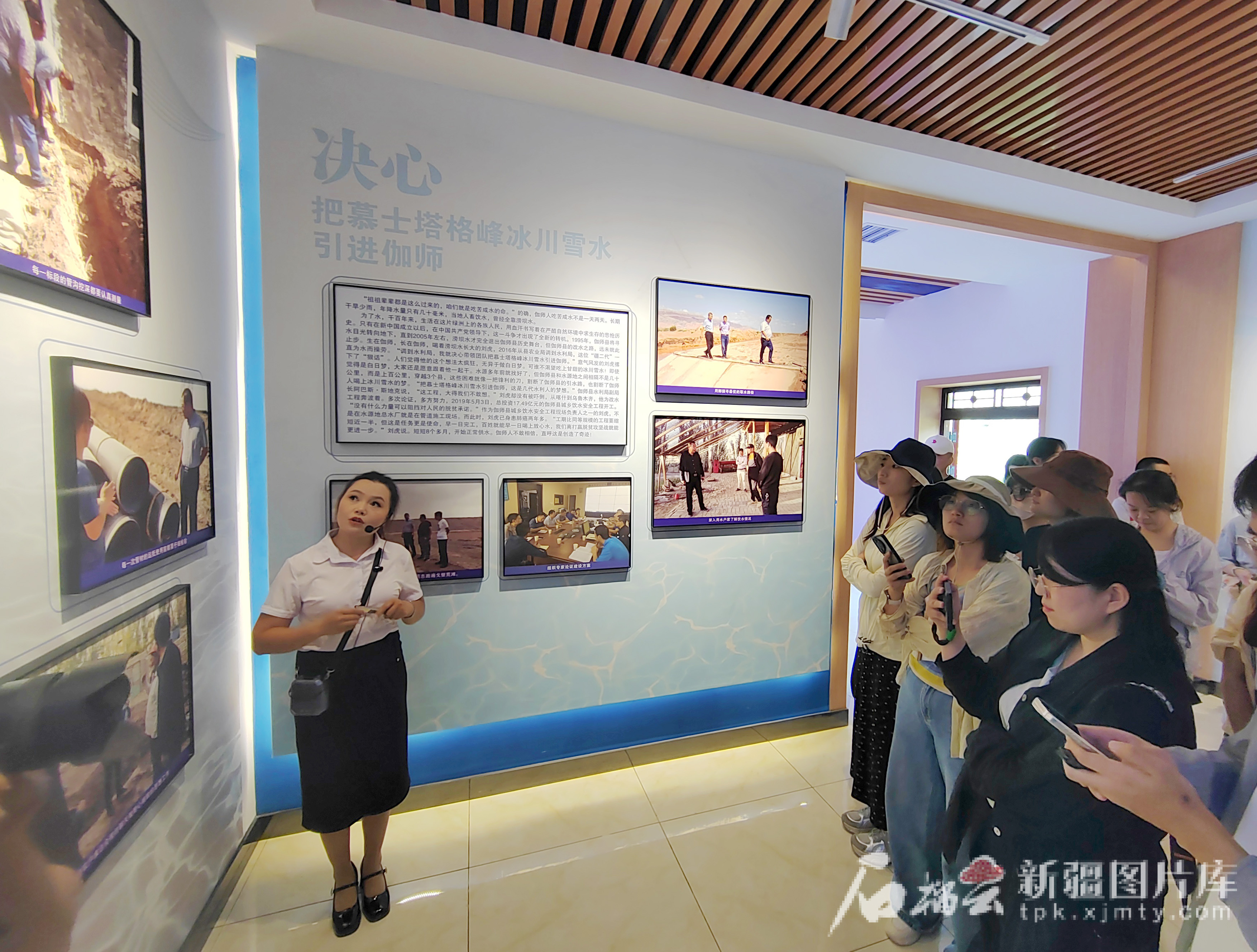8月8日,采访团一行参观全国脱贫攻坚楷模刘虎事迹展示馆,了解其带病