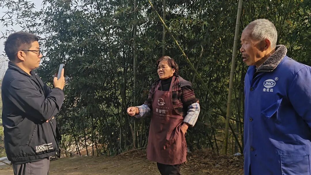 12月10日,记者在青龙村10组向村民了解情况。