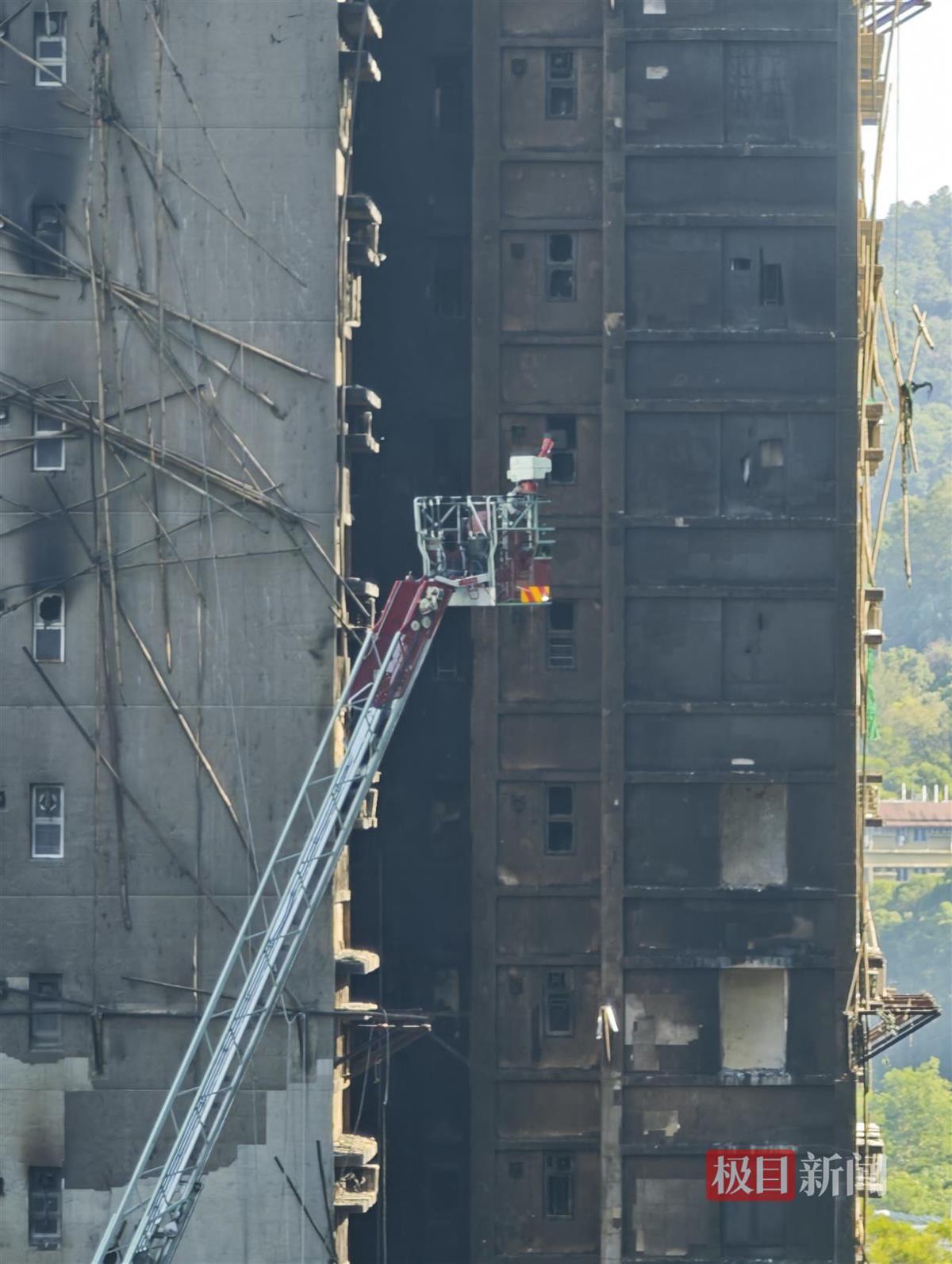 香港起火大楼楼体焦黑,棚网几乎被烧光