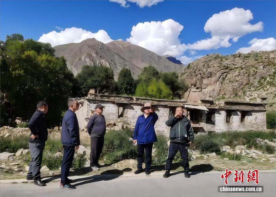 扎西平措与村干部考察巴热庄园遗址。 受访者供图