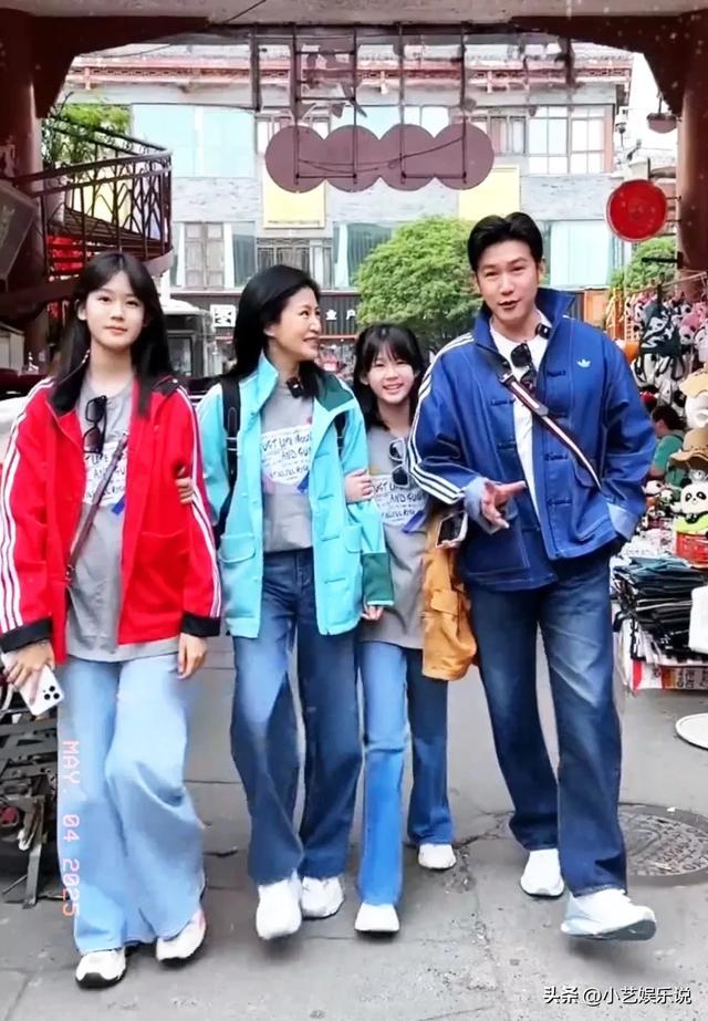 陆毅鲍蕾一家四口甜蜜出游,两个宝贝女儿颜值爆表,太可爱了!