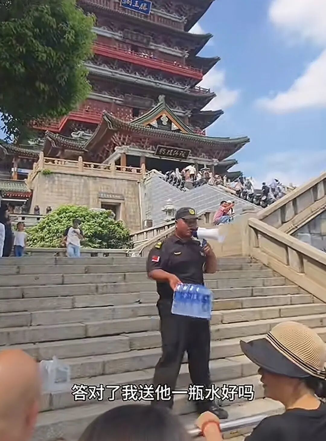 ▲小張在景區安撫游客 圖/視頻截圖