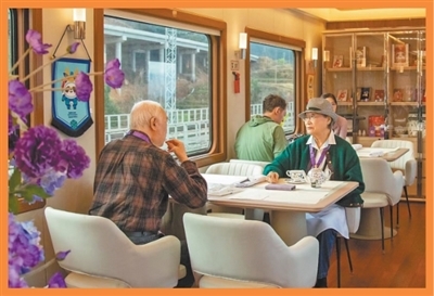 老年游客乘坐“星光&middot;澜湄号”银发旅游主题专列出游。杨紫轩摄（影像中国）