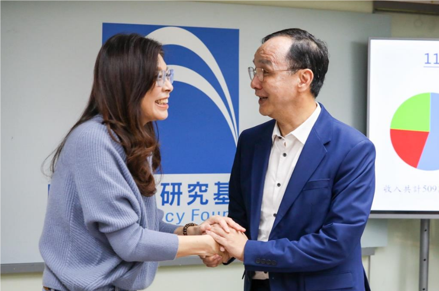 国民党前主席朱立伦(右)与国民党主席郑丽文(左)。(图源:台媒)