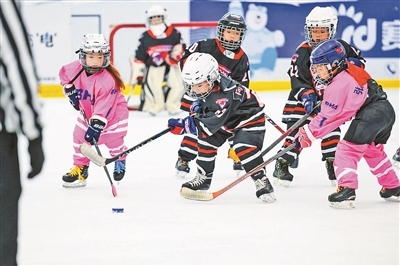北京青少年冰球俱乐部联赛激战正酣