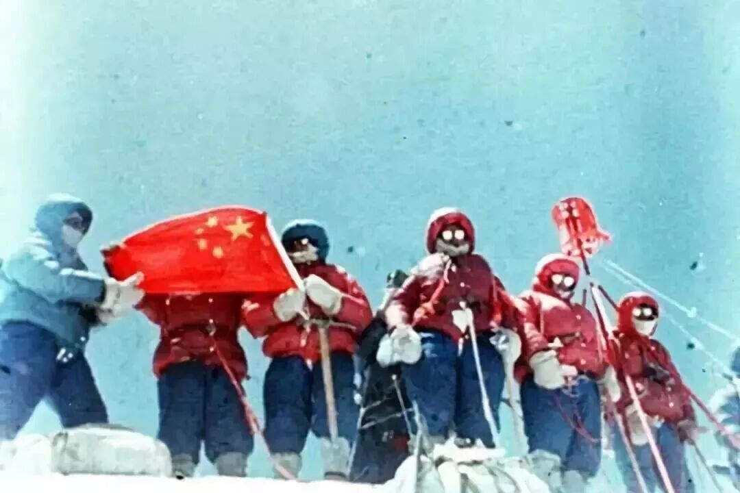 ● 队员身着中国自己生产的羽绒服从北坡登上珠峰。图片来源:新华社