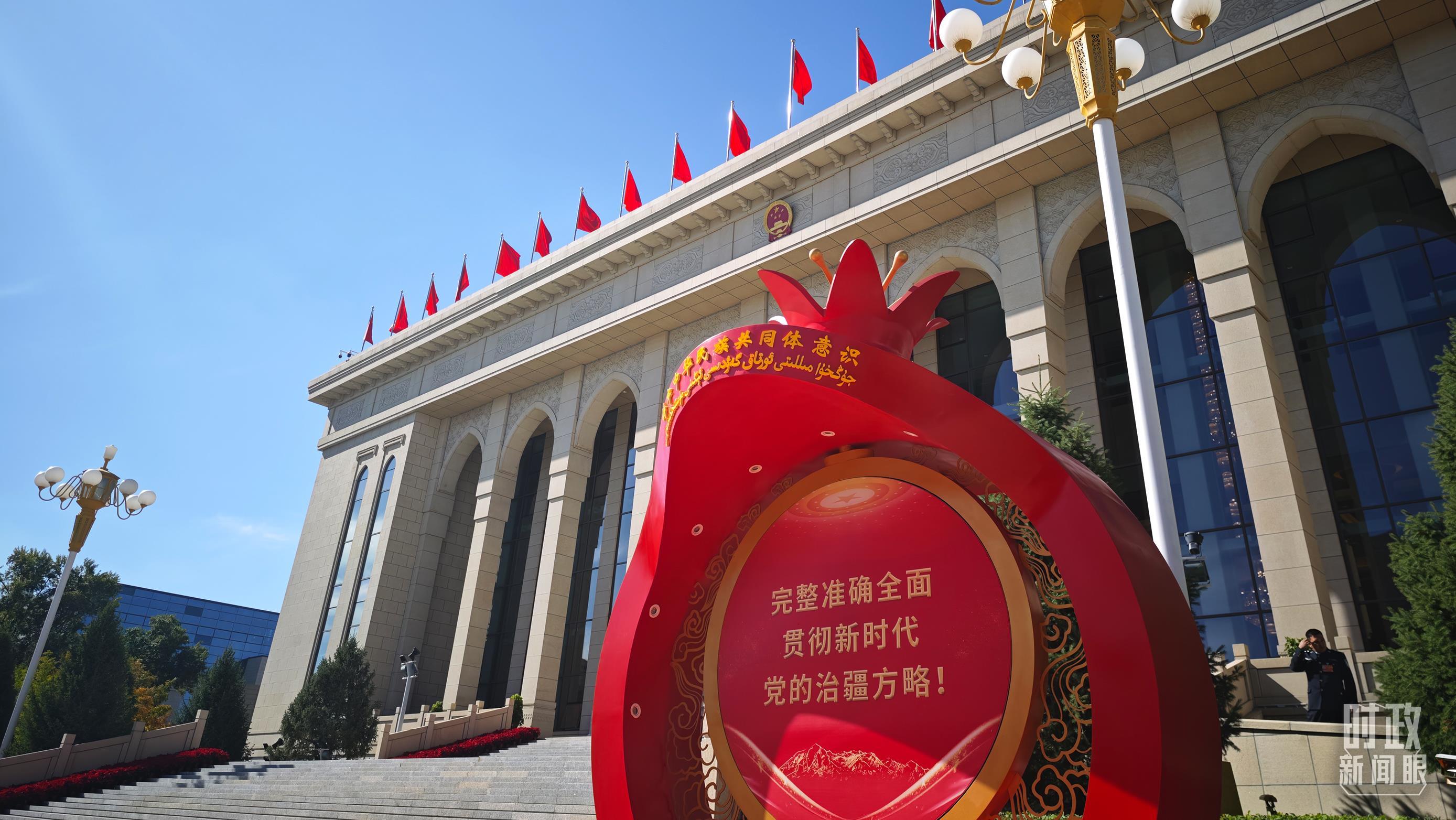 △新疆人民会堂外的石榴造型景观。(总台央广记者潘毅拍摄)