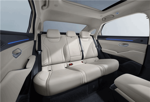 半价特斯拉Model 3国产平替选手!比亚迪秦L EV上市:11.98万起