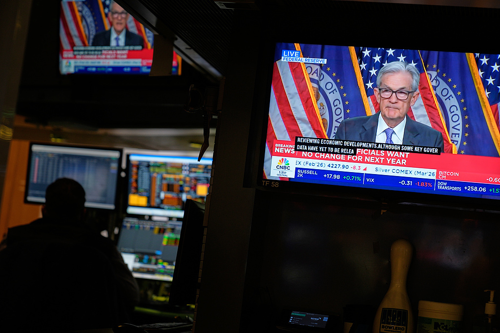 12月10日,纽约证交所内正在播放美联储主席鲍威尔的新闻发布会。 (视觉中国)