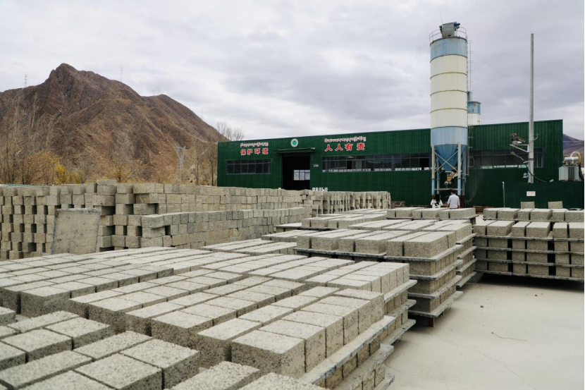 图为建筑垃圾制成的砖块材料。次仁罗布 摄