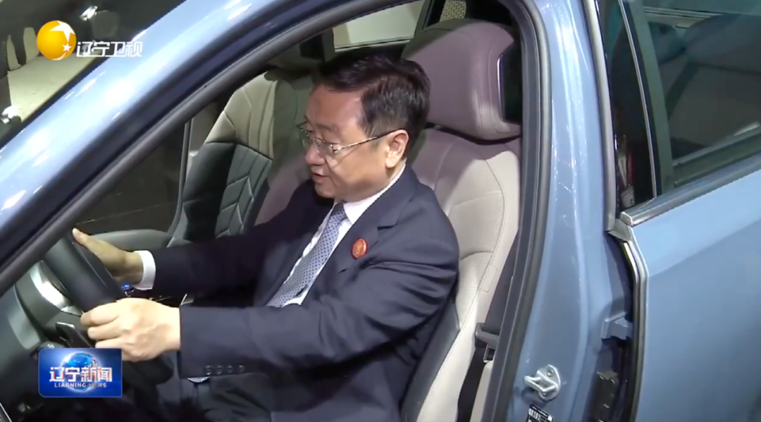 王新偉參觀展區(qū)