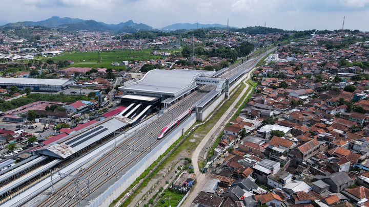 这是2025年5月20日在印度尼西亚帕达拉朗拍摄的雅万高铁列车(无人机照片)。新华社记者 徐钦 摄