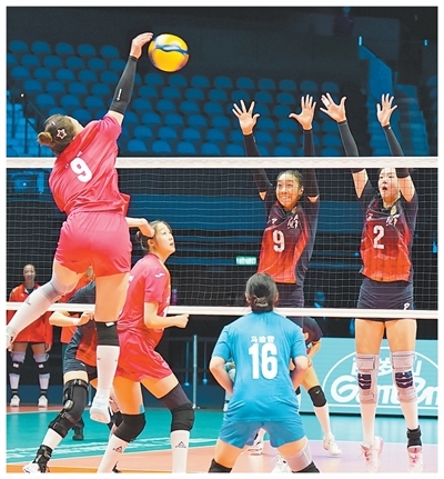 运动员在十五运会排球项目女子成年组比赛中。　