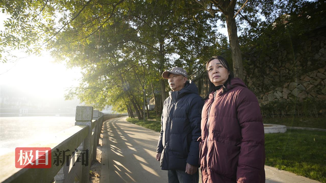 章荣高和叶丽凤在公园散心