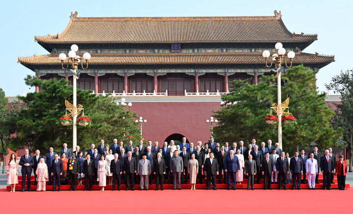 9月3日,纪念中国人民抗日战争暨世界反法西斯战争胜利80周年大会在北京天安门广场隆重举行。大会开始前,中共中央总书记、国家主席、中央军委主席习近平和夫人彭丽媛在端门外广场迎接出席大会的外方代表团团长及其配偶,并同他们合影留念。新华社记者 申宏 摄