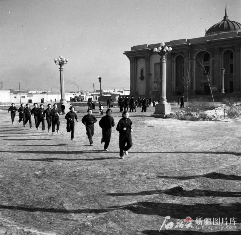 1964年3月，新疆女篮的姑娘们在乌鲁木齐市南门新疆人民剧场附近进行体能训练。赵琦供图