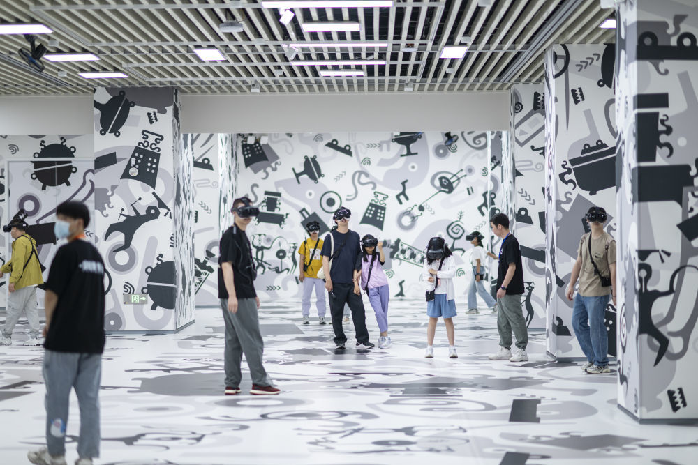 4月29日，观众使用VR设备体验湖北省博物馆推出的VR体验项目《穿越青铜纪》。新华社记者 伍志尊 摄