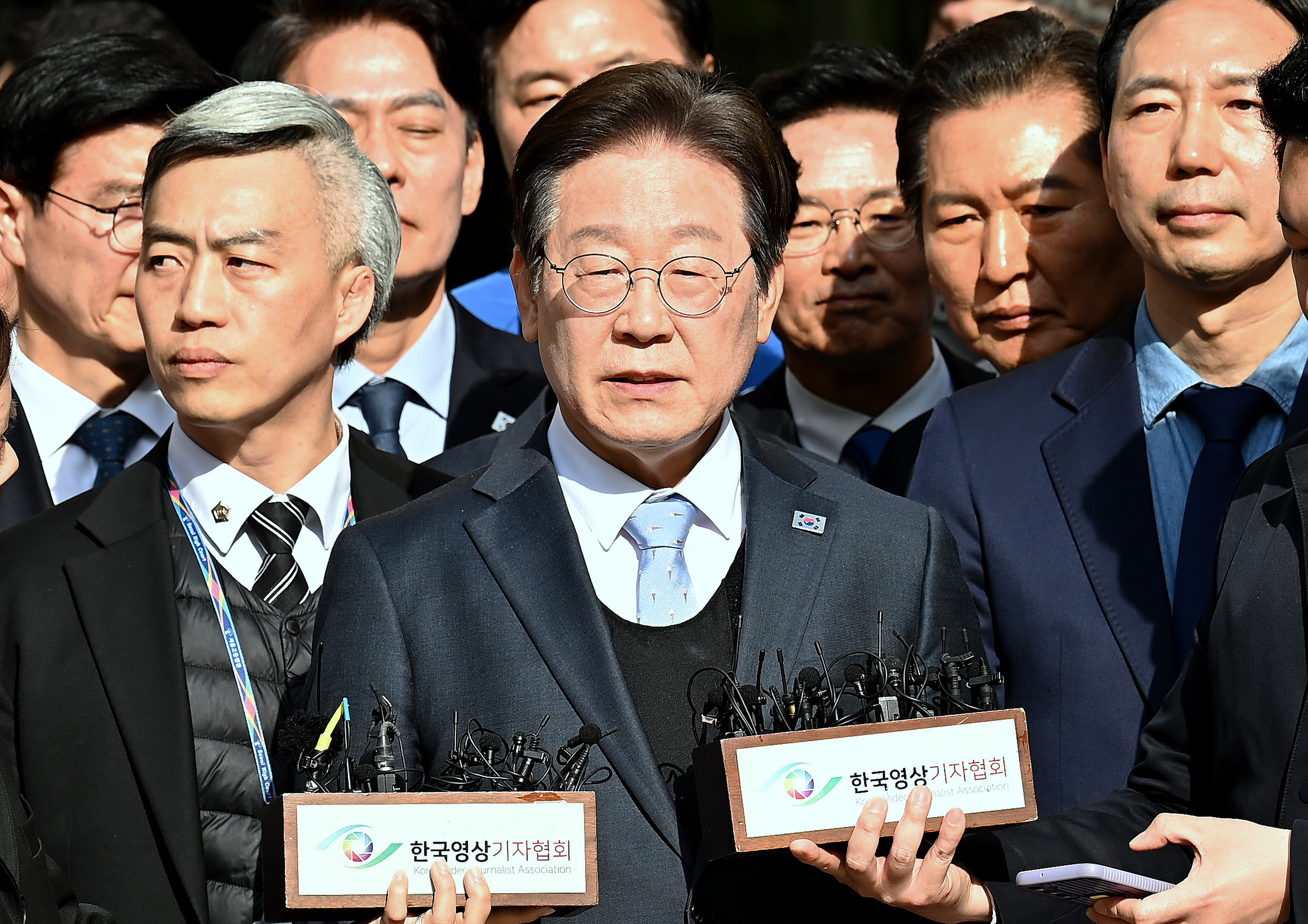 3月26日,在韩国首尔高等法院,李在明(中)在二审被判无罪后发表讲话。新华社/纽西斯通讯社