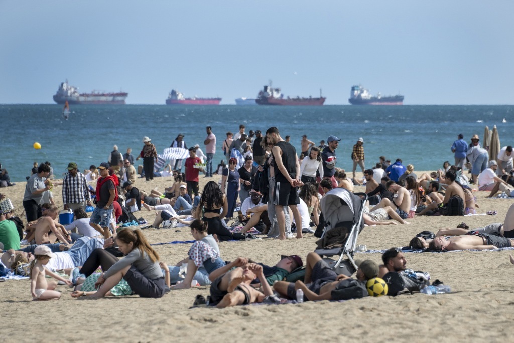 当地时间2025年7月12日,西班牙巴塞罗那,海滩人满为患。