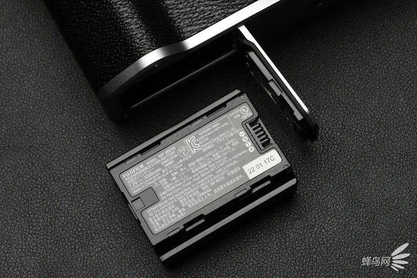 便携中画幅的极致影像 富士GFX100RF评测