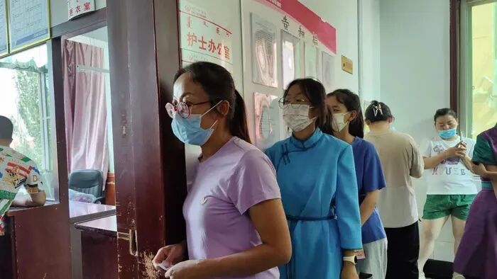 准格尔旗妇幼保健院等待接种疫苗的女孩 | 新京报/吴小飞