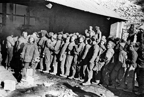 等待下井的矿工。方大曾 摄（方大曾纪念室供图）