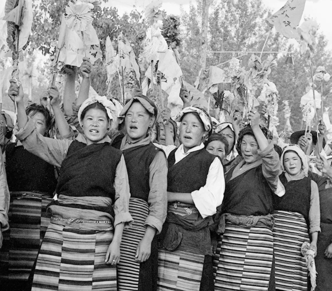 1965年9月9日,拉萨各界各族三万多人举行集会游行,热烈庆祝西藏自治区正式成立。新华社记者 马竞秋 摄