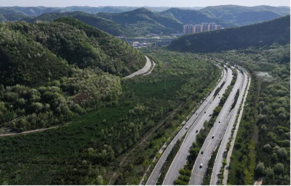 无人机视角下的延安满眼翠绿。新华社记者 张博文 摄