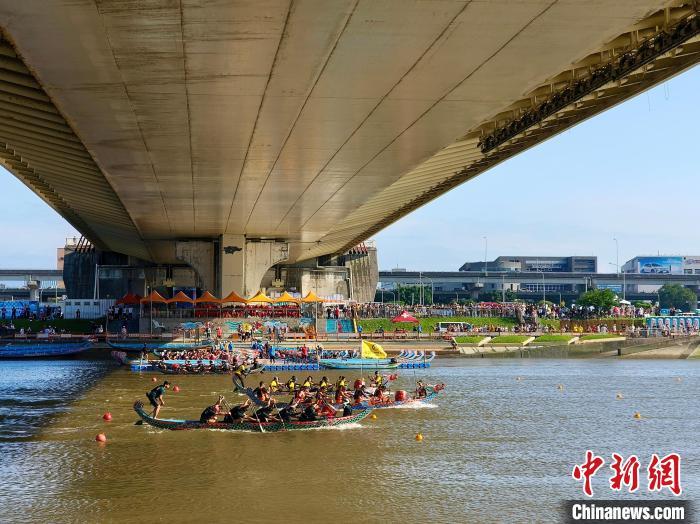5月30日，台湾迎来端午节连假，全台多地举行龙舟比赛等活动。图为台北大佳河滨公园，2025台北国际龙舟锦标赛首日比赛正在进行。 中新社记者 张晓曦 摄